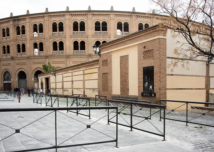 Duerme Junto A La Plaza De Toros De Granada.